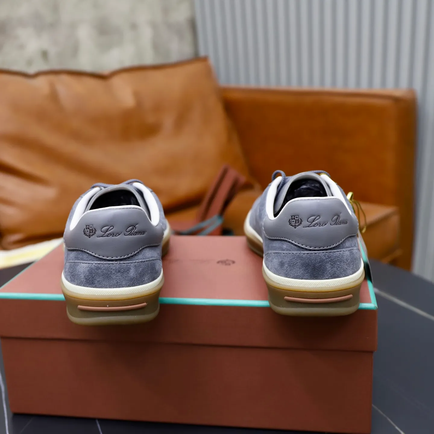 Ex-factory price: 560💰Loro Riana men’s moral training sneakers! Made from high-quality materials and designed in a low-cut silhouette, it offers an elegant and stylish look that's suitable for year-round wear. The unique double-layer sole aesthetic design, caramel cup-shaped outsole is decorated with off-white rubber trim, creating an attractive color combination. Pair with tailored pieces or jeans for a sophisticated yet casual look. The heel is decorated with soft cow leather tongue with Kummel color inserts and cotton laces with embossed LP logo. Upper: cow split suede. Lining: original thickened soft sheepskin. Size: 38-39-40-41-42-43-44 (customized in 45.46)